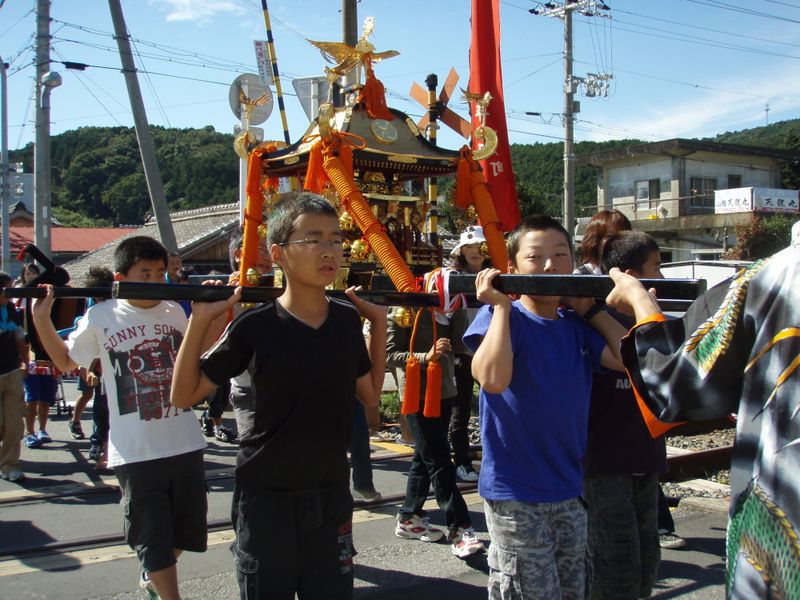 元気な子供たち（青いシャツの子は「け」師匠によく似てる）